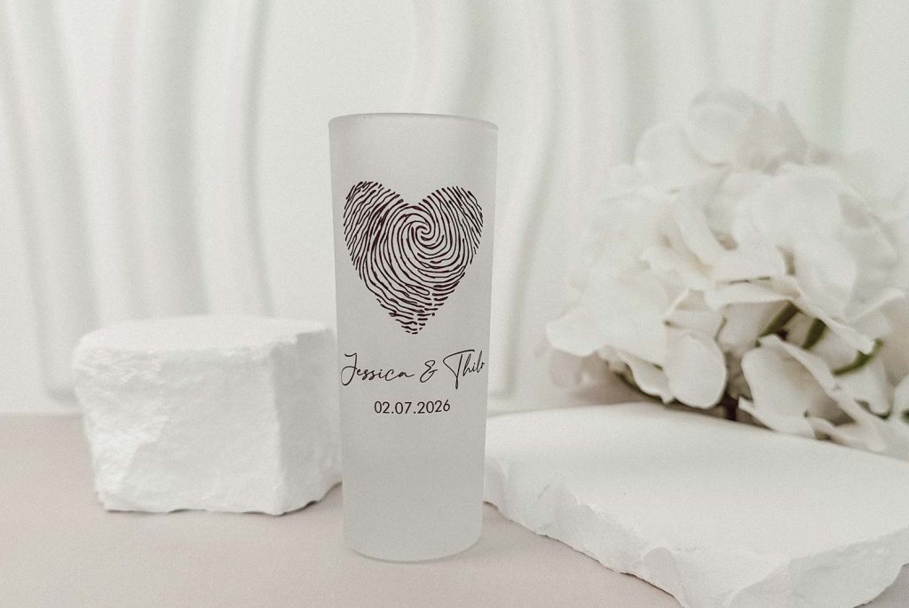 Personalisiertes Schnapsglas mit Herz aus Fingerabdrücken, Namen und Hochzeitsdatum