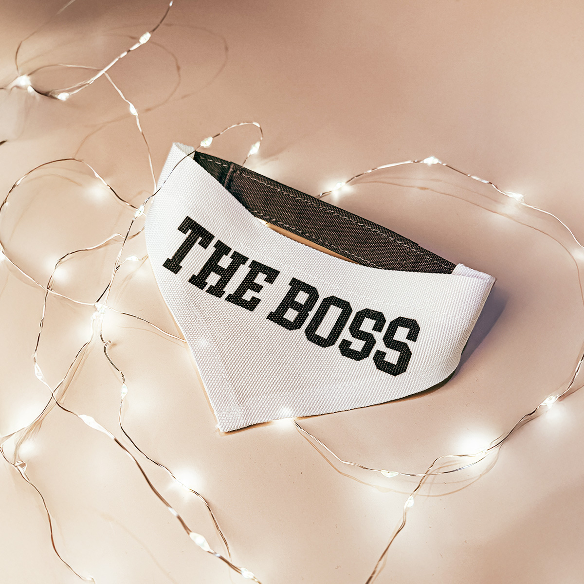 Weiße Hundehalstuch mit schwarzem Aufdruck „THE BOSS“, dekoriert mit Lichterkette