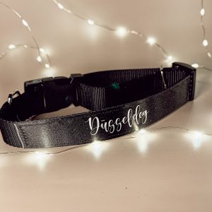 Schwarzes Hundehalsband mit Düsseldorf / Düsseldorf Print, bedruckt im Sublimationsverfahren, dekoriert mit Lichterkette