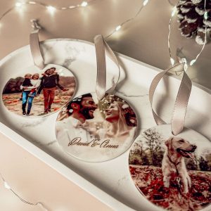 Personalisierte Keramik-Fotoanhänger mit Satinband, bedruckt mit Familienfoto, Hochzeitsfoto und Hundebild auf weißem Tablett