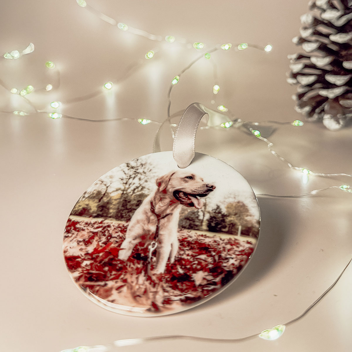Personalisierte Keramik-Fotoanhänger mit Satinband, dekoriert mit Familien-, Hochzeits- und Haustierfotos