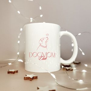Weiße Keramiktasse mit Dog Mom Club Motiv, dekoriert mit Lichterkette und Holzsternen