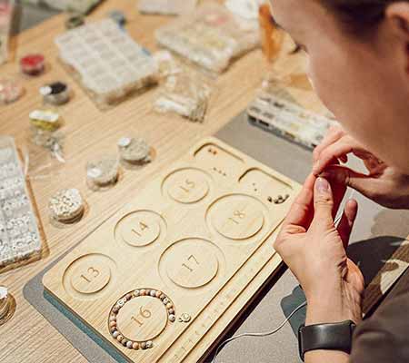 Perlenarmband gestalten im DIY-Workshop von zehn null zwo in Düsseldorf