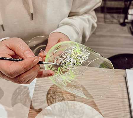 Handbemaltes Weinglas im DIY-Workshop von zehn null zwo in Düsseldorf