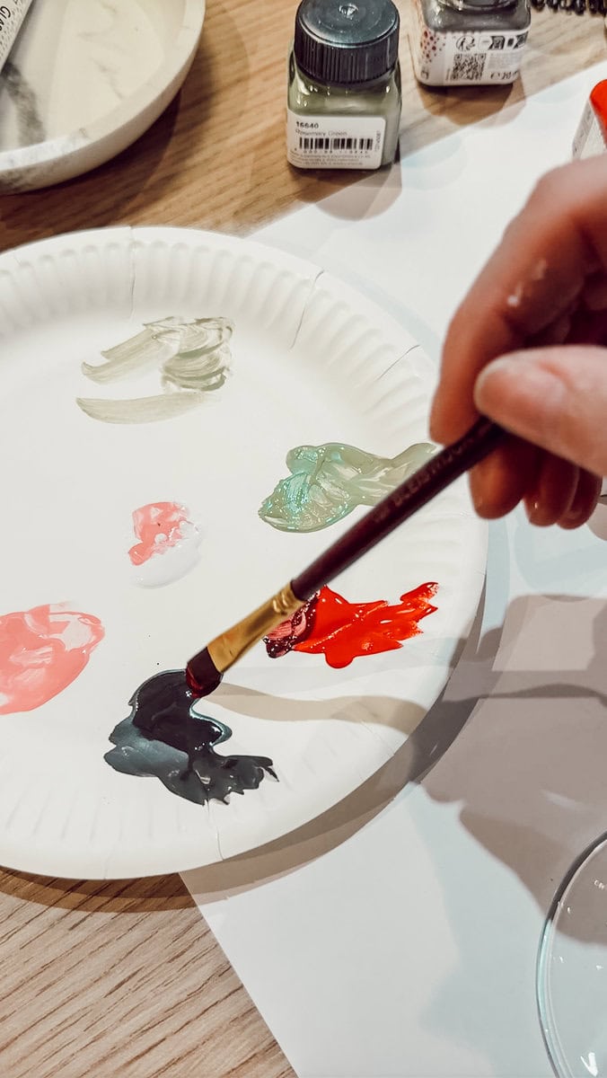 Gläser bemalen im Kreativworkshop für Kindergeburtstage.