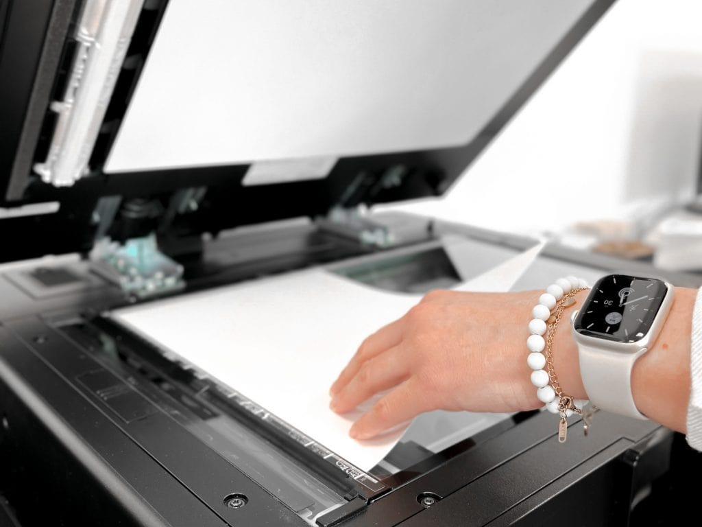 Dokument wird auf einem Kopierer gescannt in einem Copyshop