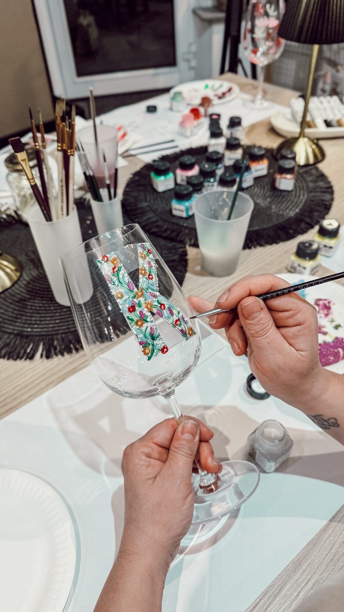 Weinglas bemalen DIY Workshop Blumenmuster Glasgestaltung Kreativstudio Düsseldorf