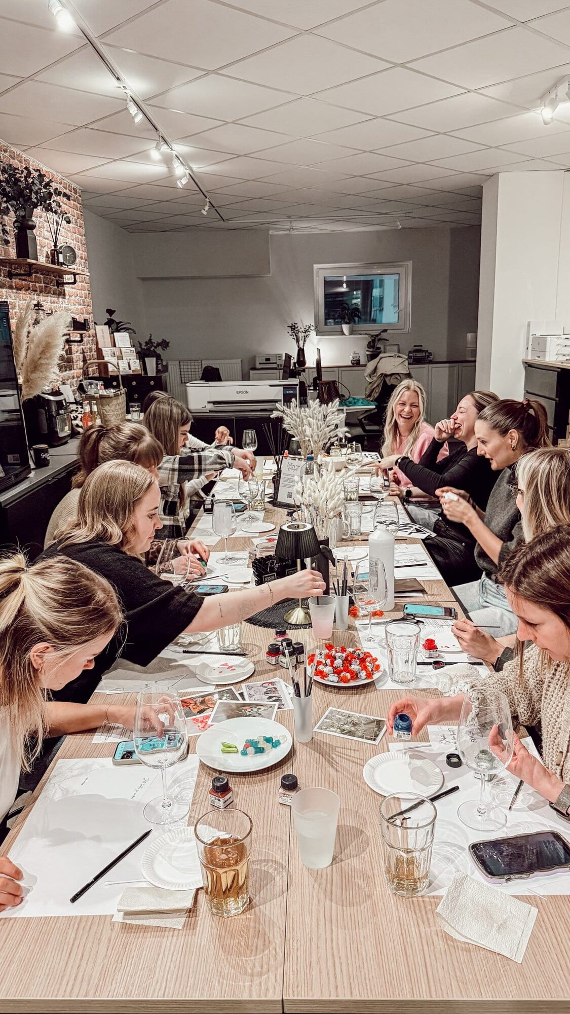 Weinglas bemalen Workshop Gruppe Kreativstudio Düsseldorf DIY Event gemeinsam kreativ