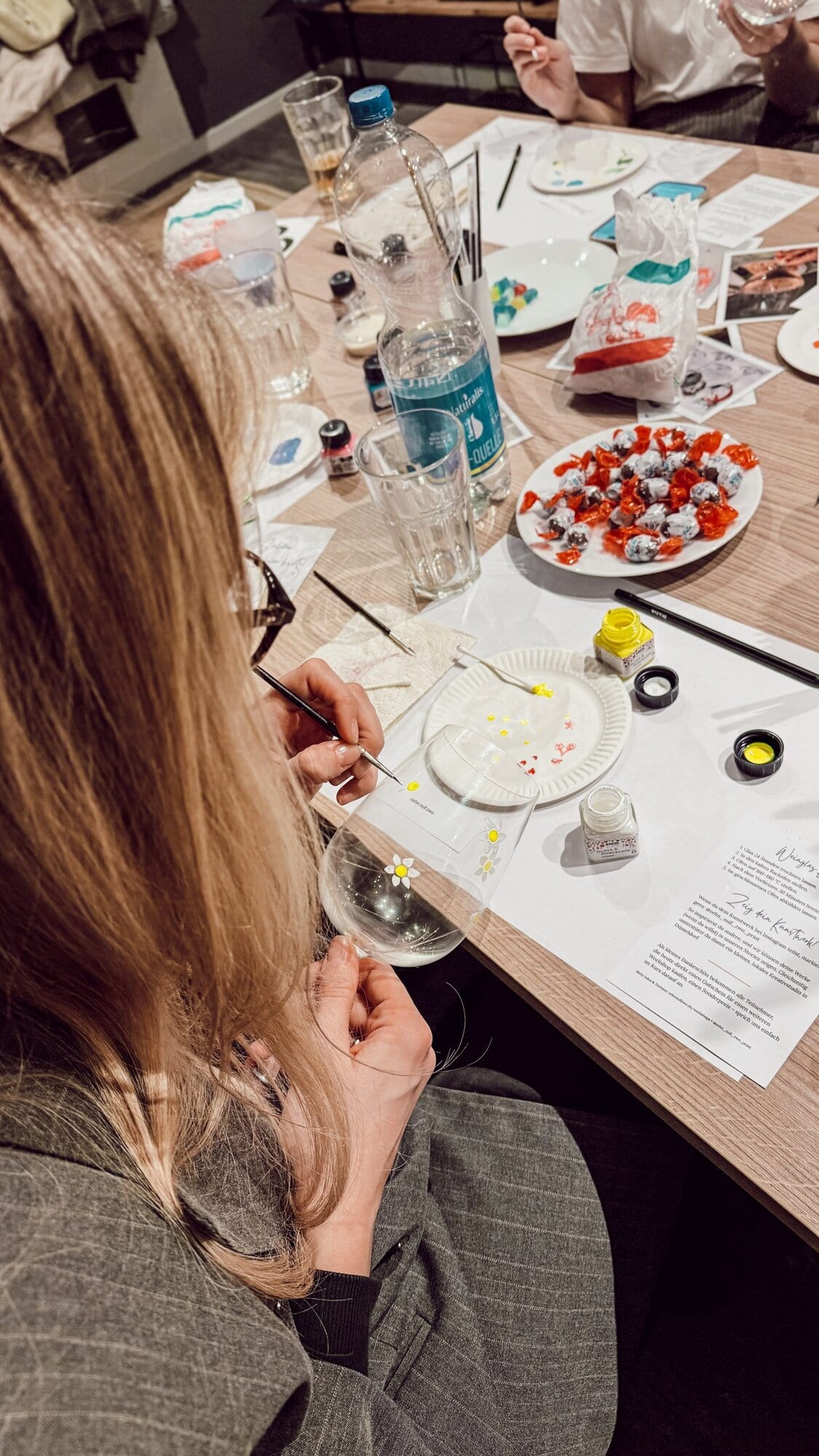 Weinglas bemalen DIY Workshop Detail kreative Gestaltung Blumenmuster Düsseldorf