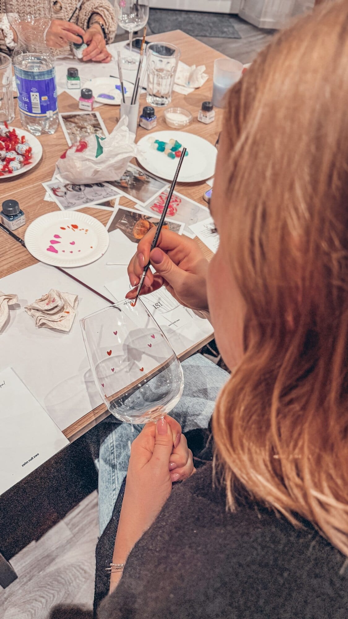 Weinglas bemalen Workshop DIY Kreativstudio Düsseldorf Glas mit Herzmotiv gestalten
