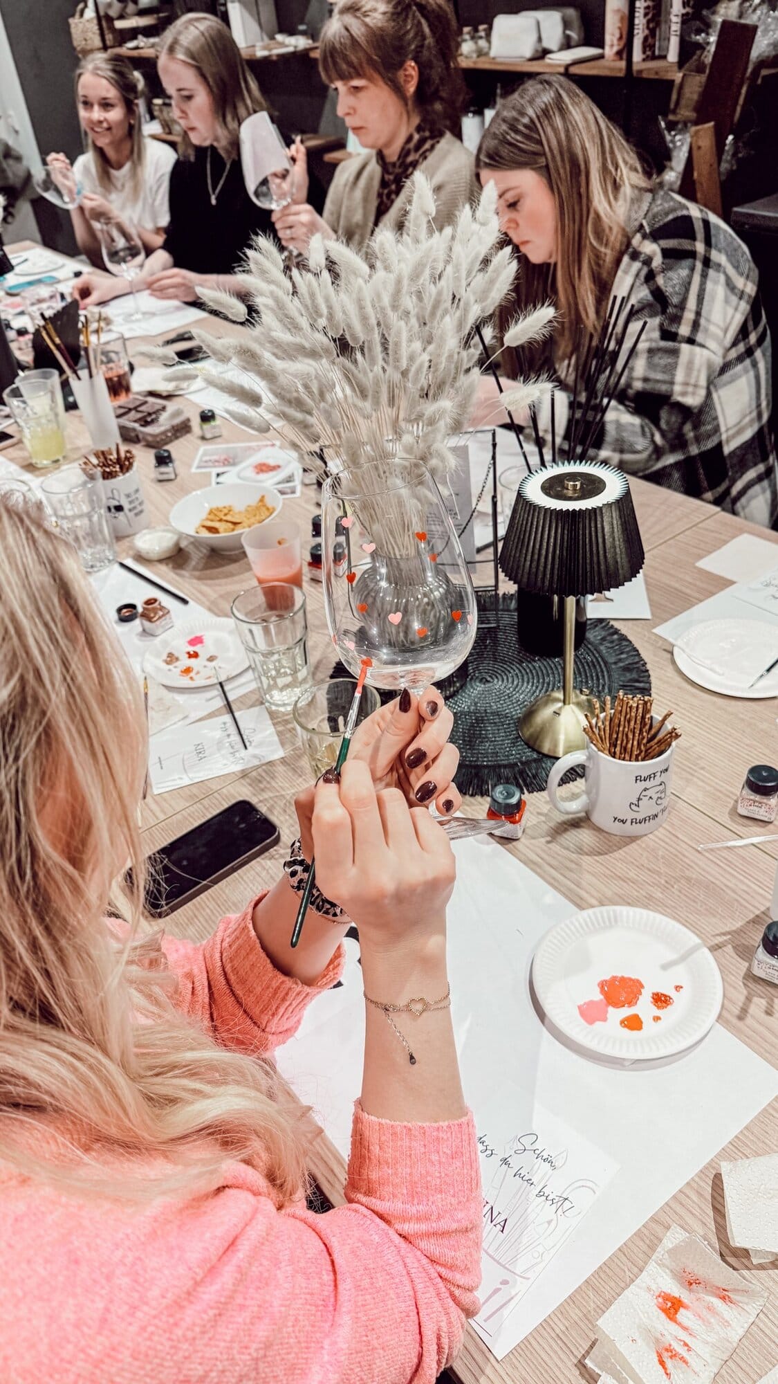 Weinglas bemalen Workshop Gruppe DIY Kreativstudio Düsseldorf kreative Gestaltung Event