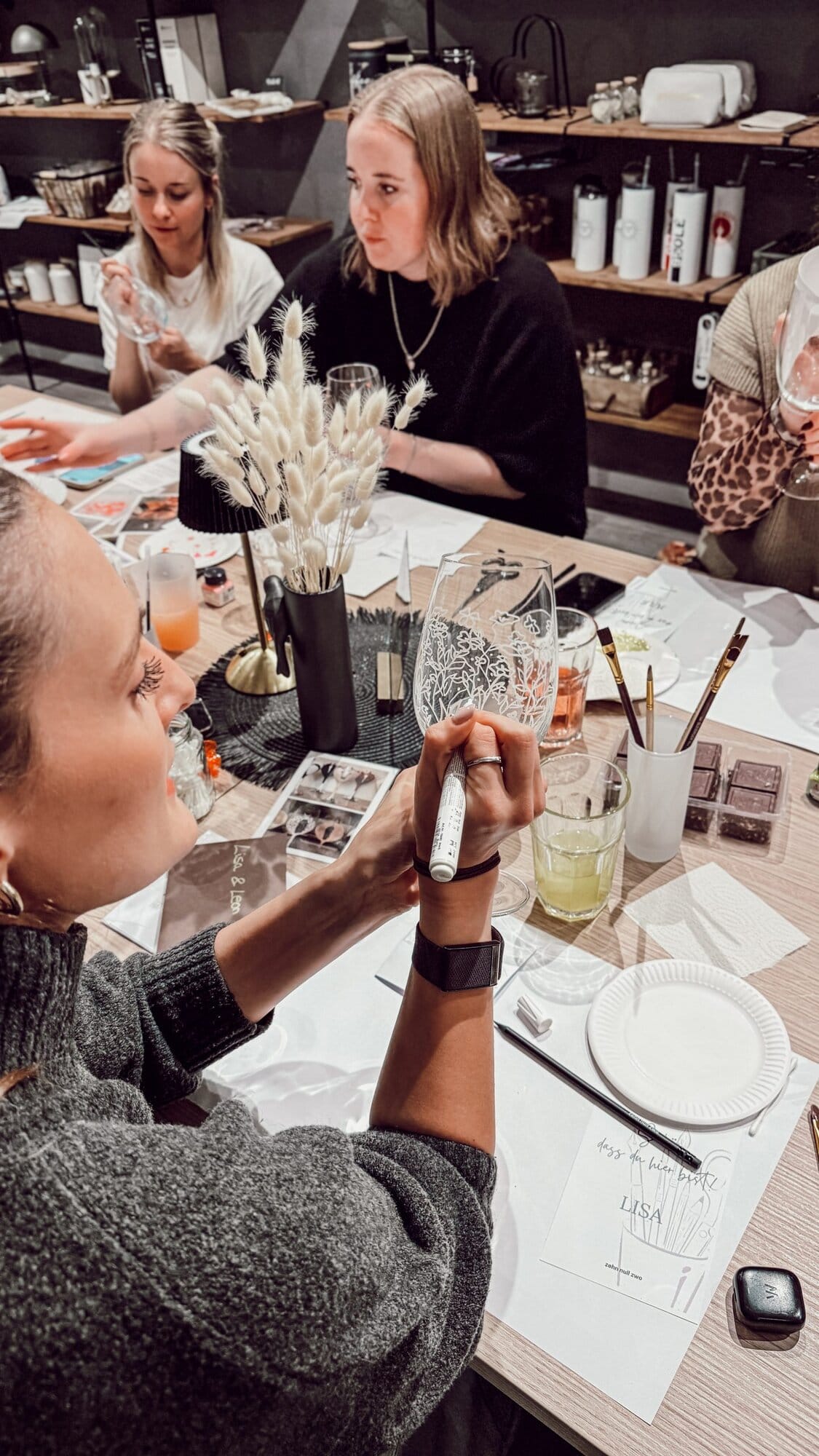 Weinglas bemalen Workshop Gruppe Kreativstudio Düsseldorf DIY Glasgestaltung Event