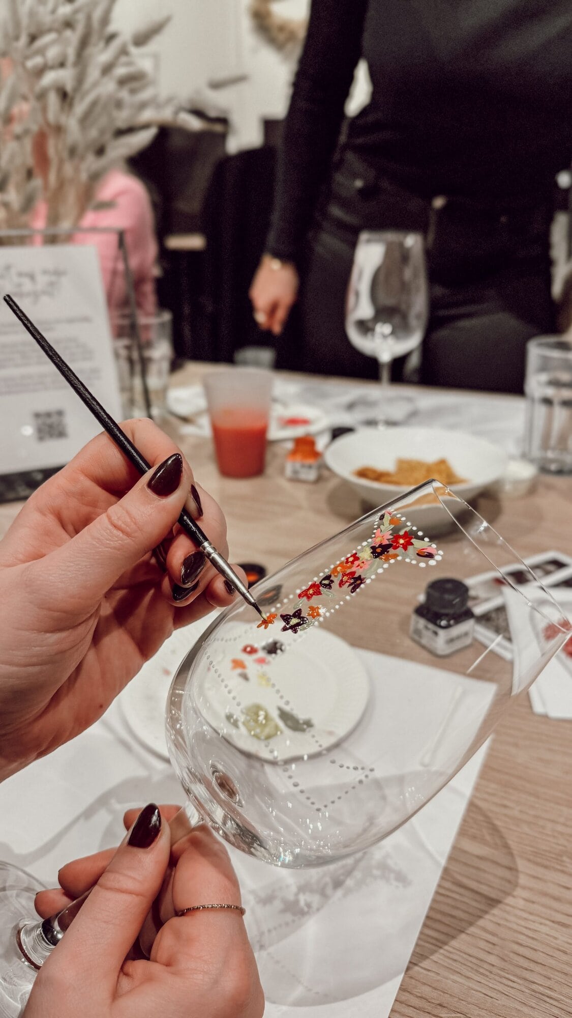 Weinglas bemalen Detailaufnahme DIY Workshop Düsseldorf Glas mit Blumenmuster