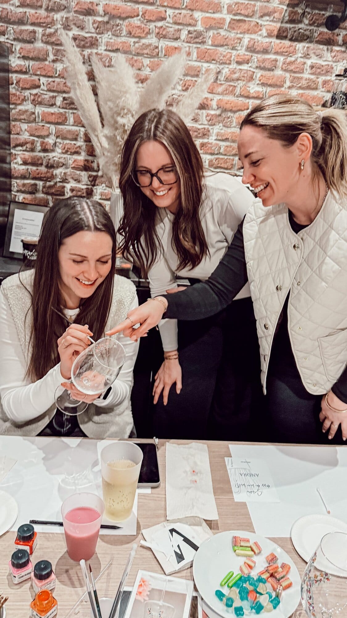 Weinglas bemalen Workshop Gruppe Frauen Kreativstudio Düsseldorf DIY Event