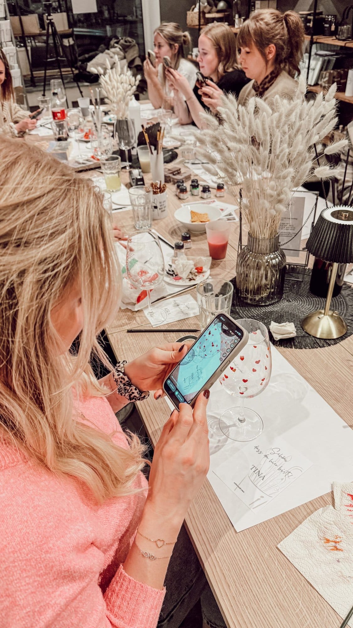 Weinglas bemalen Workshop Gruppe Kreativstudio Düsseldorf DIY Event mit Teilnehmern