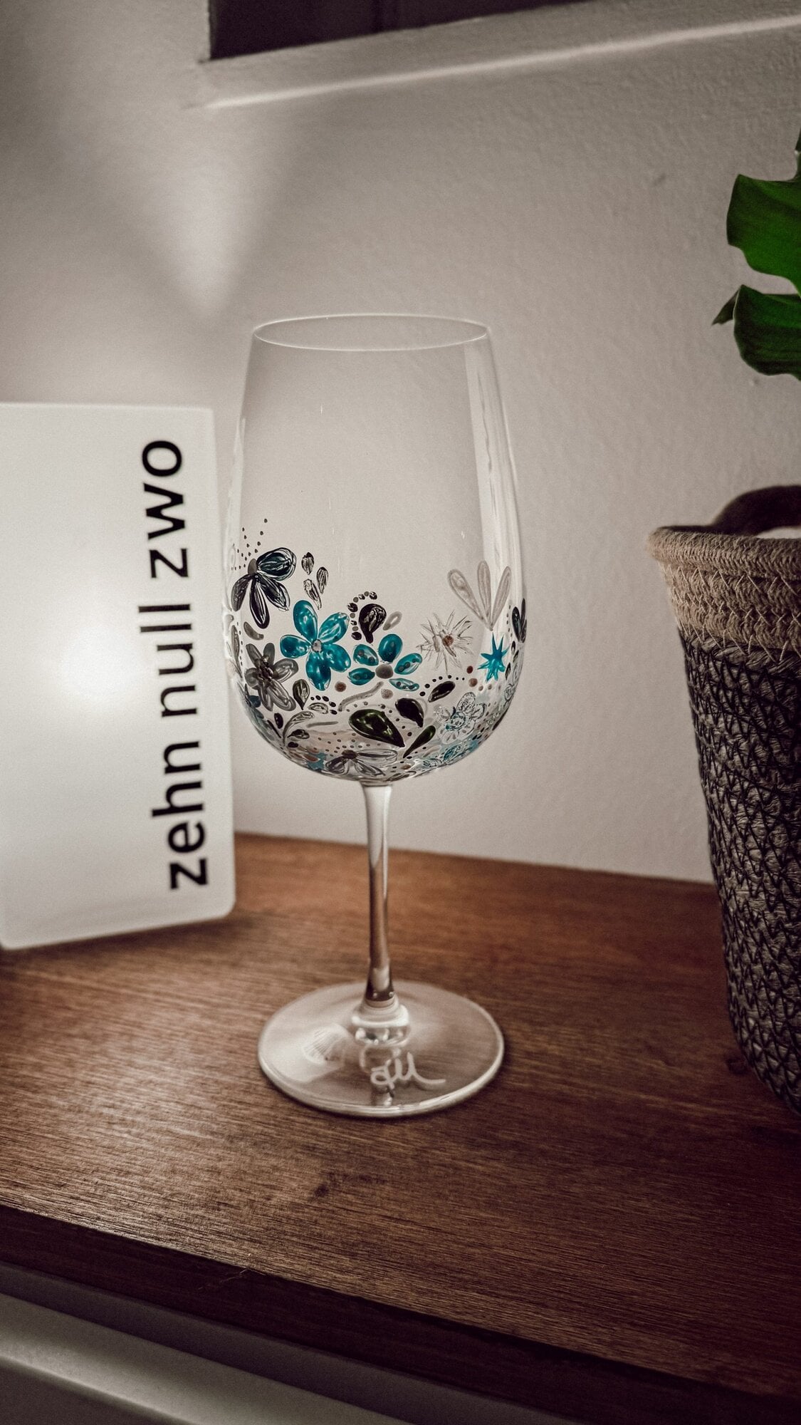 Handbemaltes Weinglas mit floralem Muster DIY Kreativstudio Düsseldorf