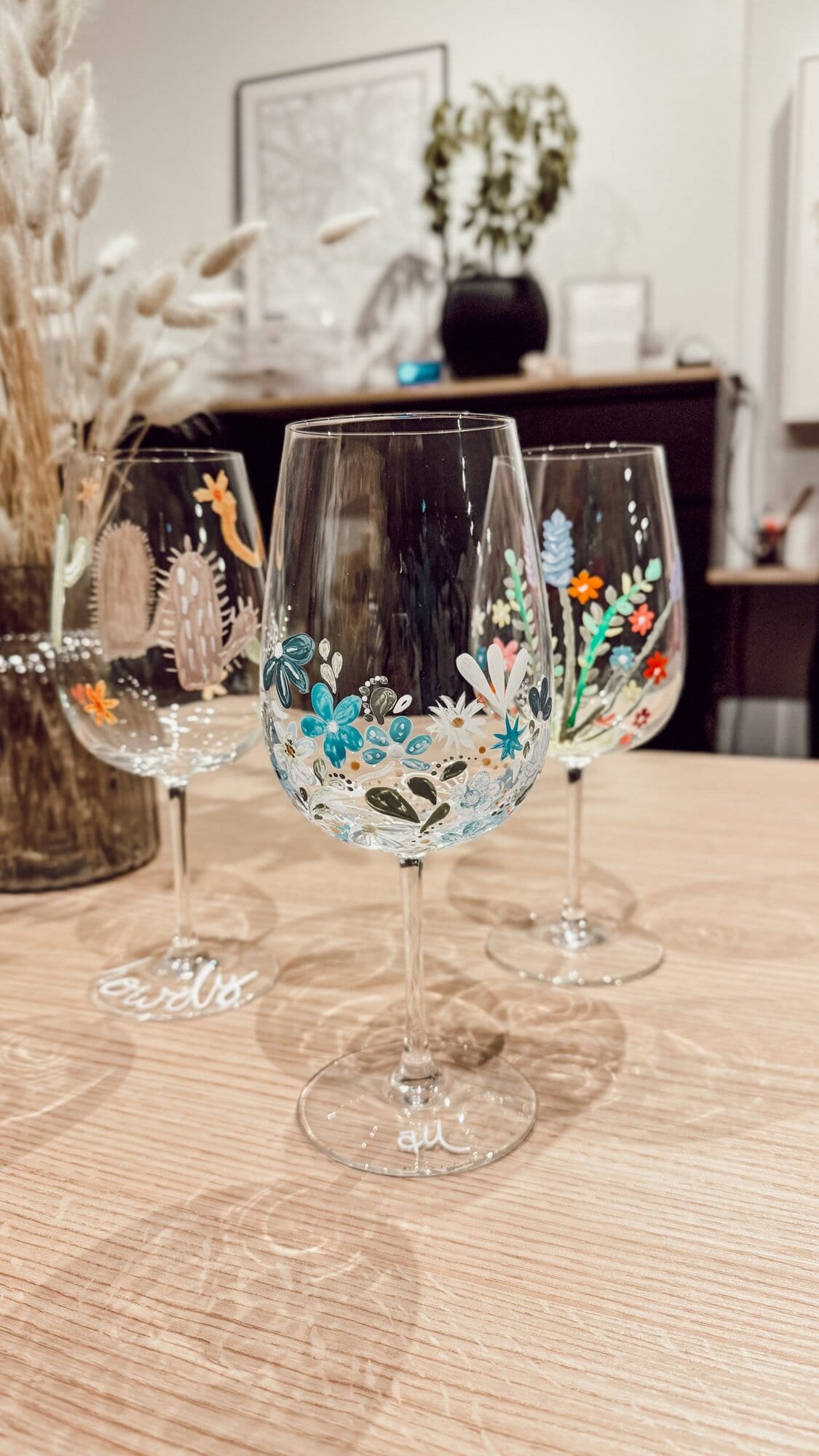 Handbemalte Weingläser mit floralen Mustern DIY Kreativstudio Düsseldorf