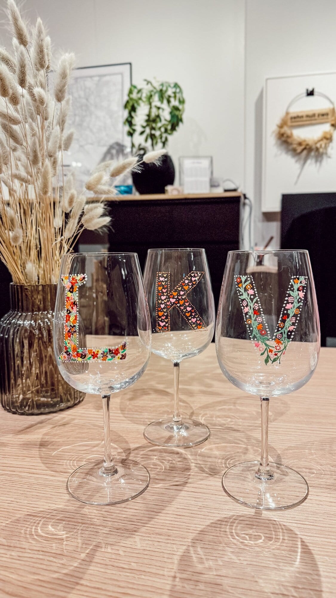 Handbemalte Weingläser mit Initialen L K V DIY Kreativstudio Düsseldorf