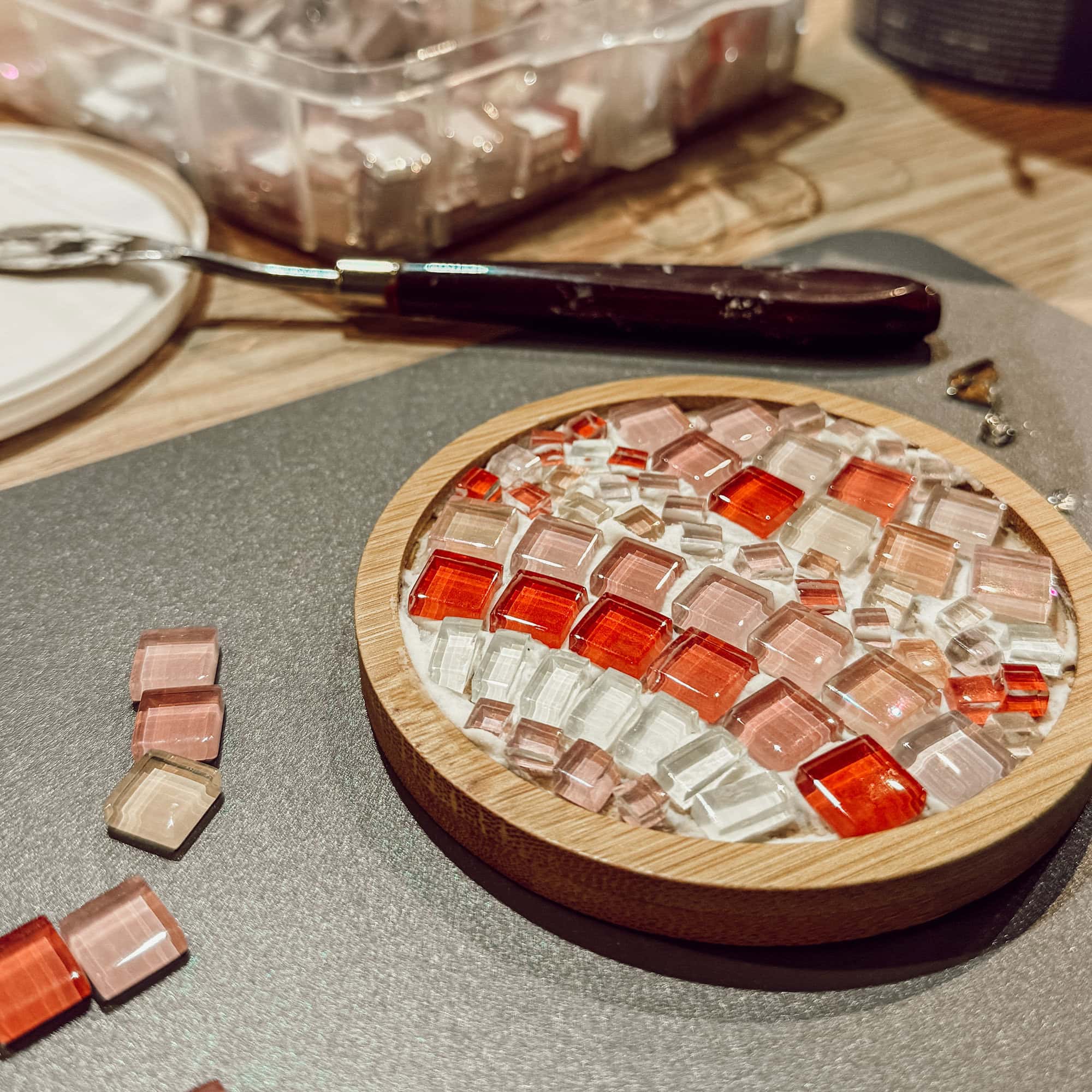 Mosaik Untersetzer DIY Workshop Glassteine rot weiß Kreativstudio Düsseldorf