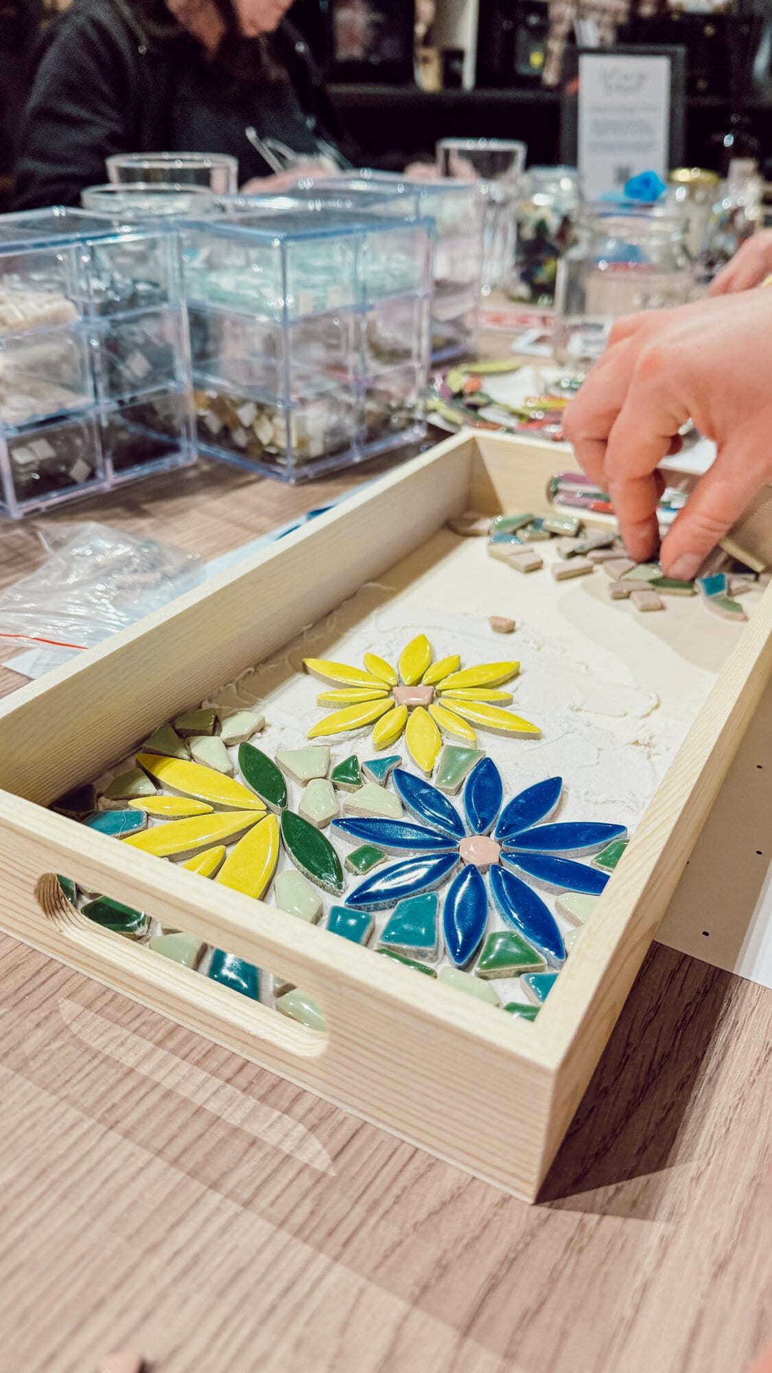 Mosaik DIY Workshop Tablett gestalten mit bunten Glassteinen Kreativstudio Düsseldorf