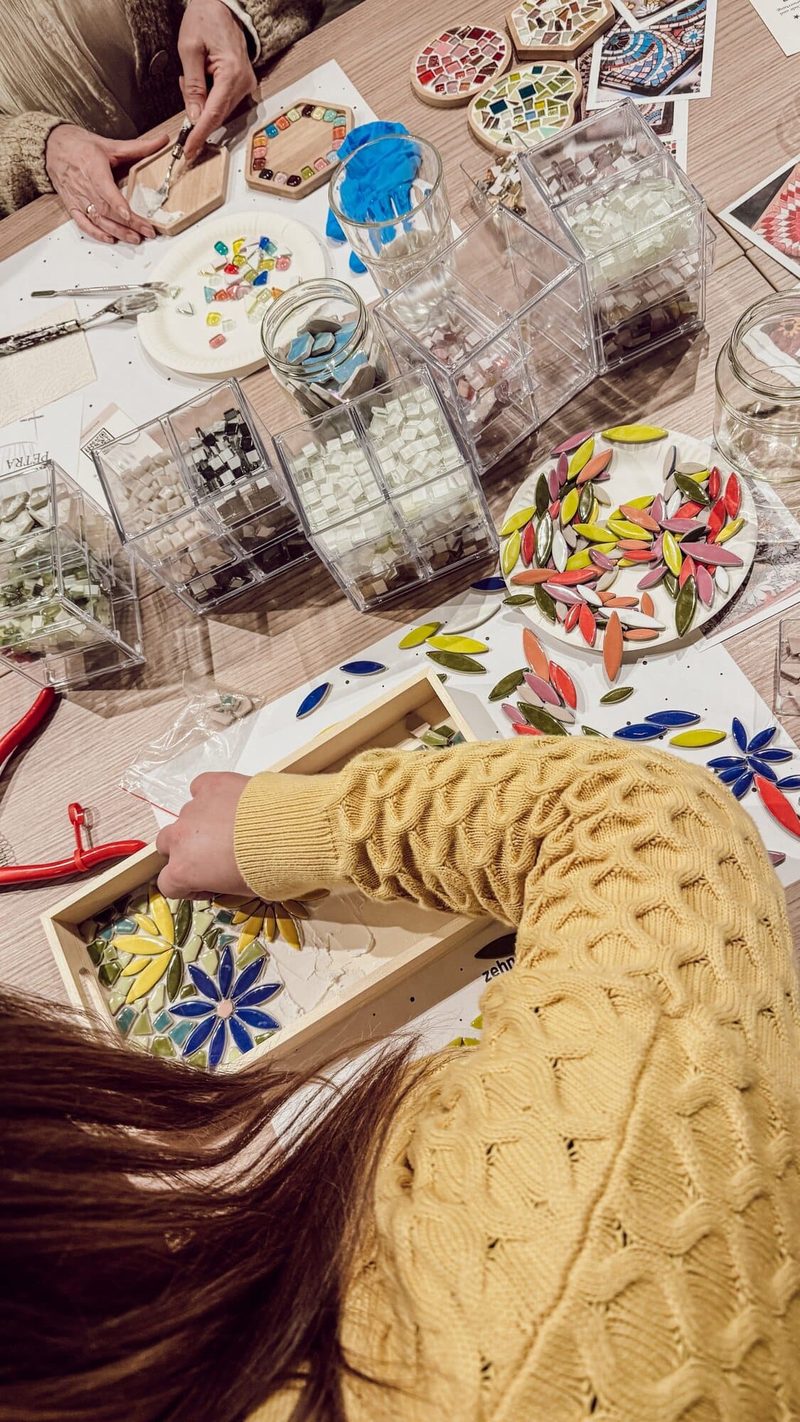 Mosaik Workshop Gruppe DIY Kreativstudio Düsseldorf Glassteine gestalten Tablett
