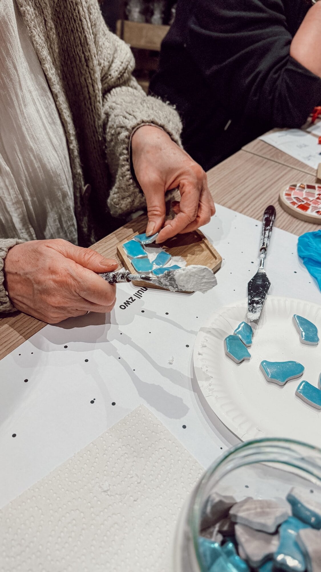 Mosaik DIY Workshop Detail Glassteine kleben kreative Gestaltung Kreativstudio Düsseldorf