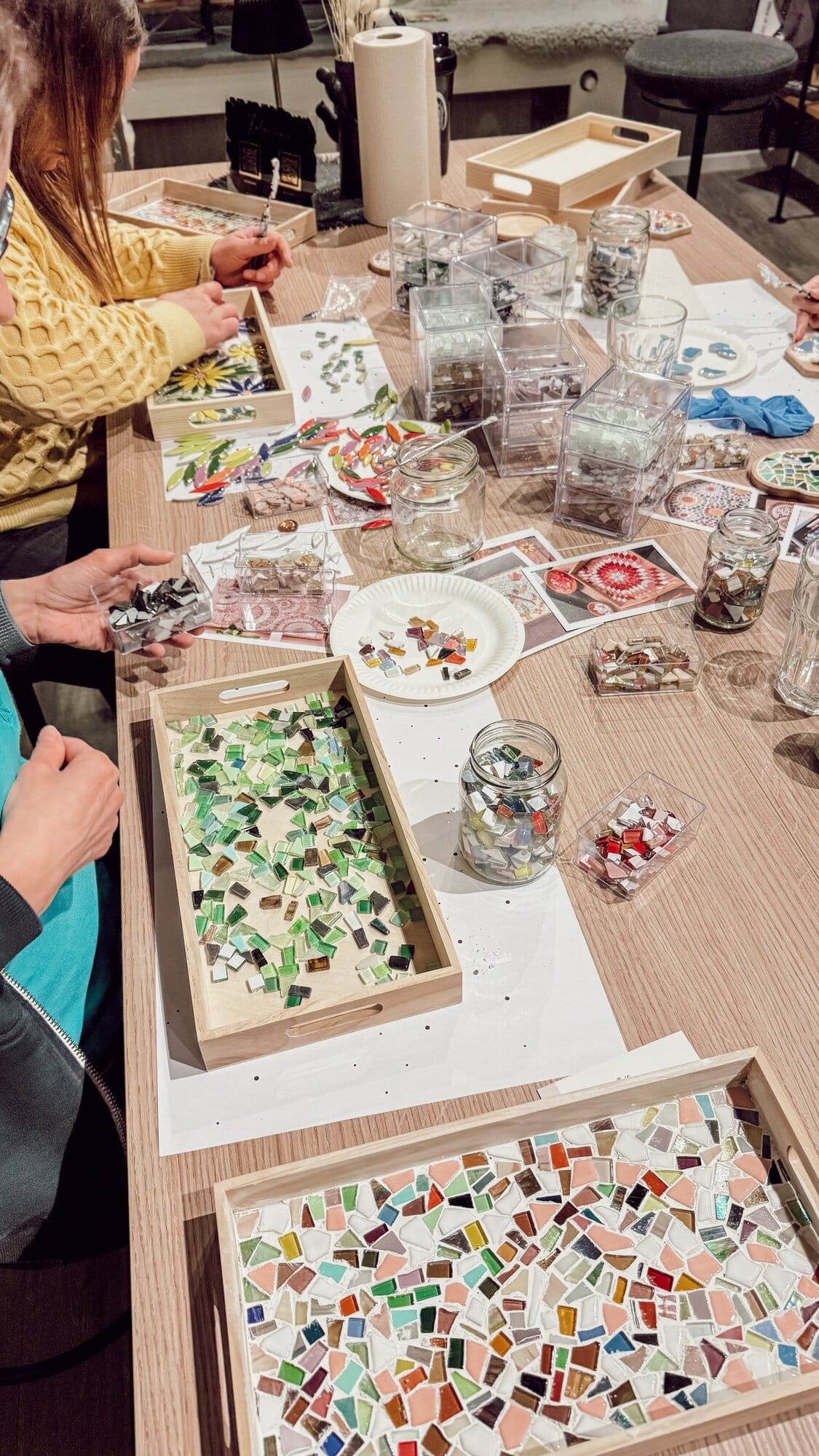 Mosaik Workshop DIY Tablett gestalten mit Glassteinen Kreativstudio Düsseldorf Gruppe