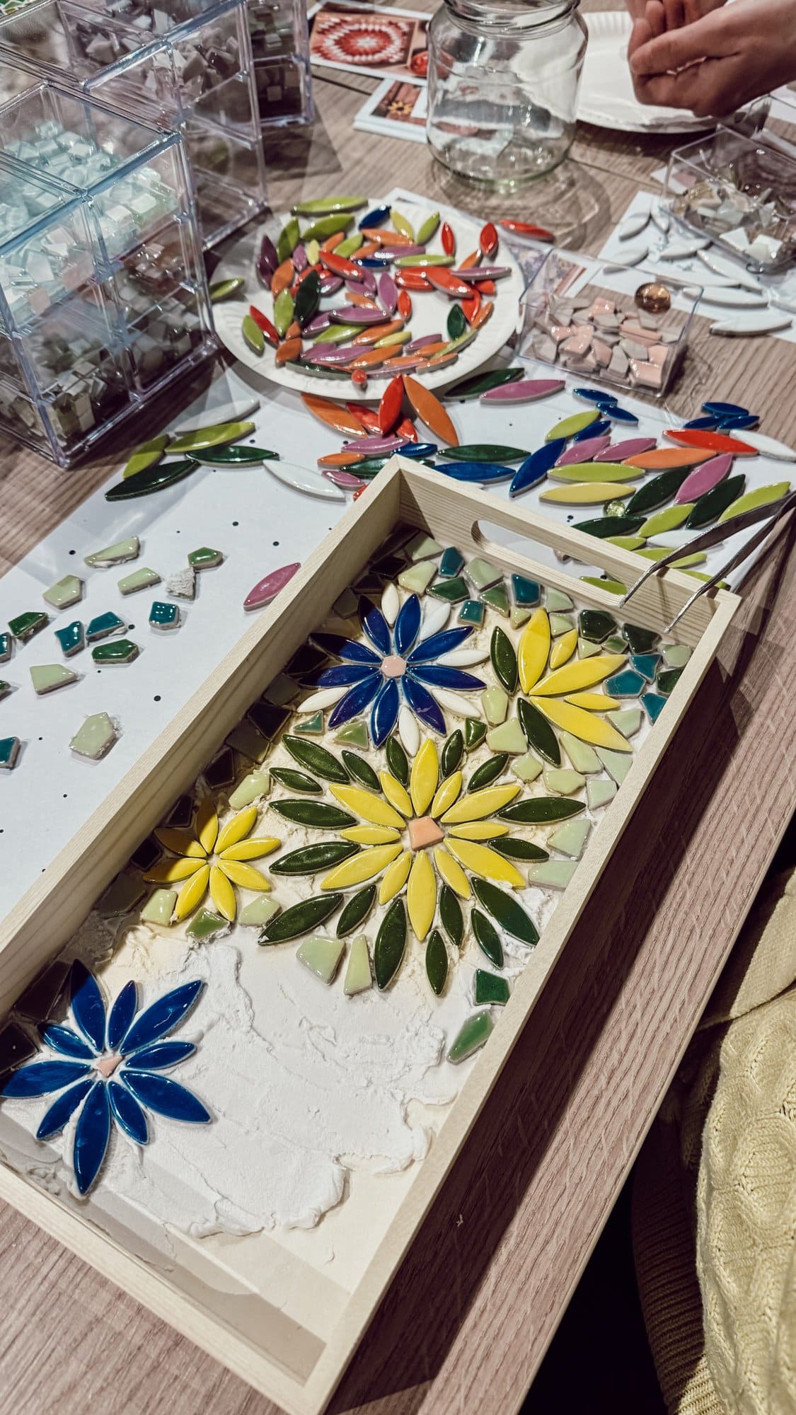 Mosaik Tablett mit Blumenmuster DIY Workshop Glassteine Kreativstudio Düsseldorf