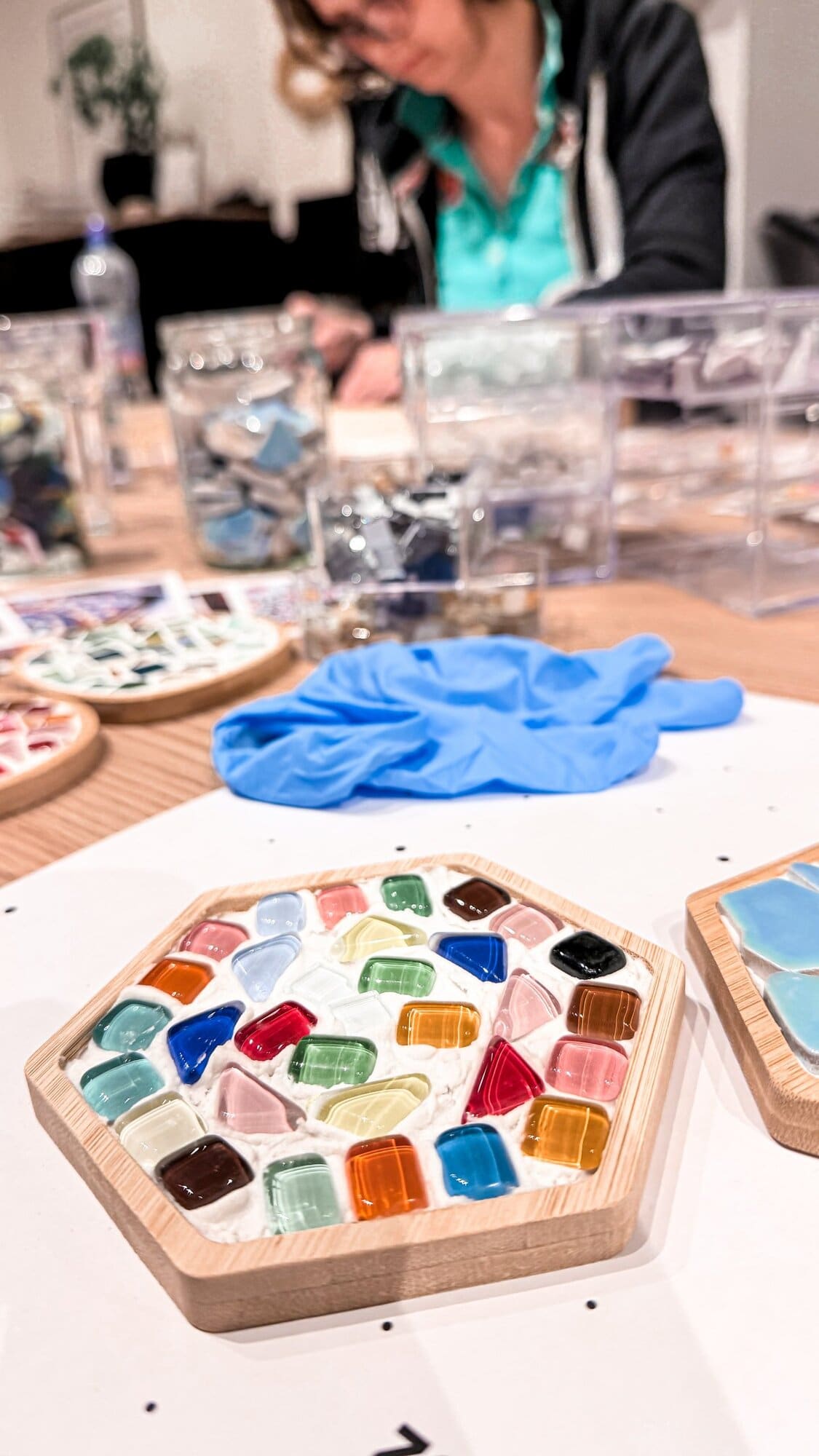 Mosaik DIY Untersetzer mit bunten Glassteinen im Kreativstudio Workshop Düsseldorf