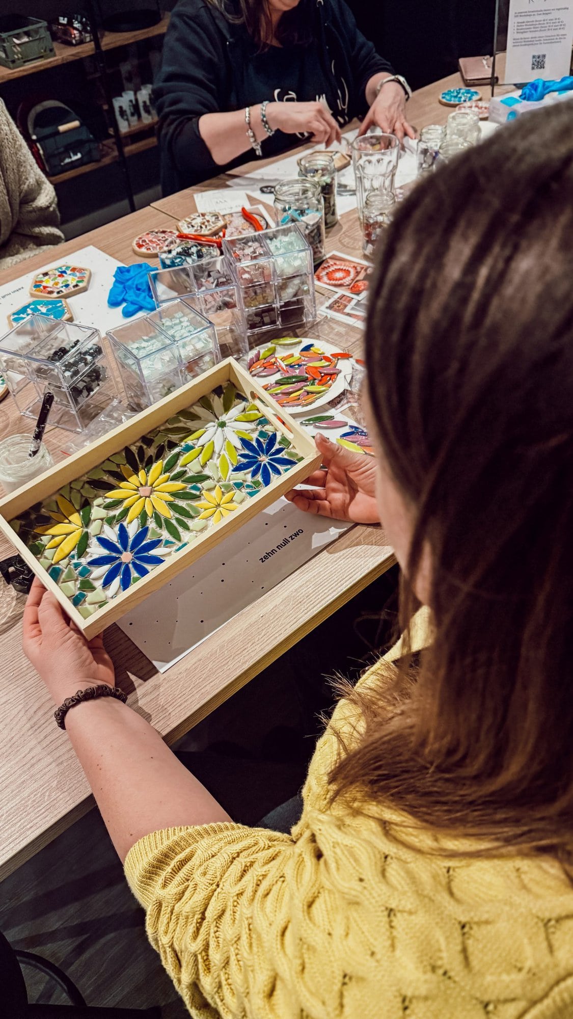 Mosaik Tablett fertig gestaltet DIY Workshop Kreativstudio Düsseldorf Teilnehmer