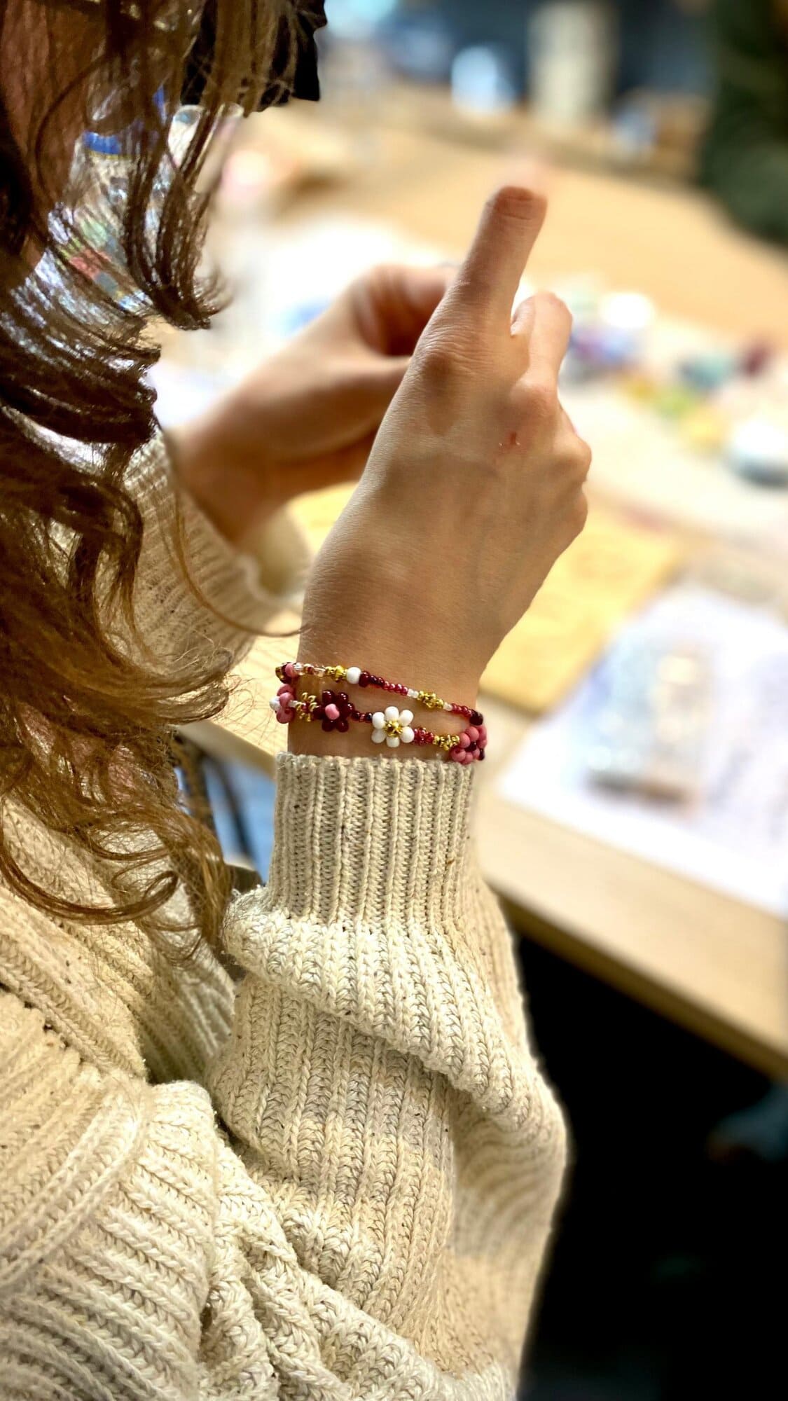 Perlenarmband DIY Workshop Hand Schmuck selbst gemacht Kreativstudio Düsseldorf
