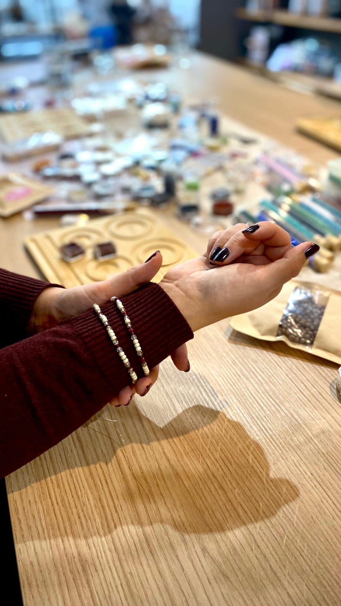 Perlenarmband DIY Workshop Schmuck gestalten Hand Detail Kreativstudio Düsseldorf