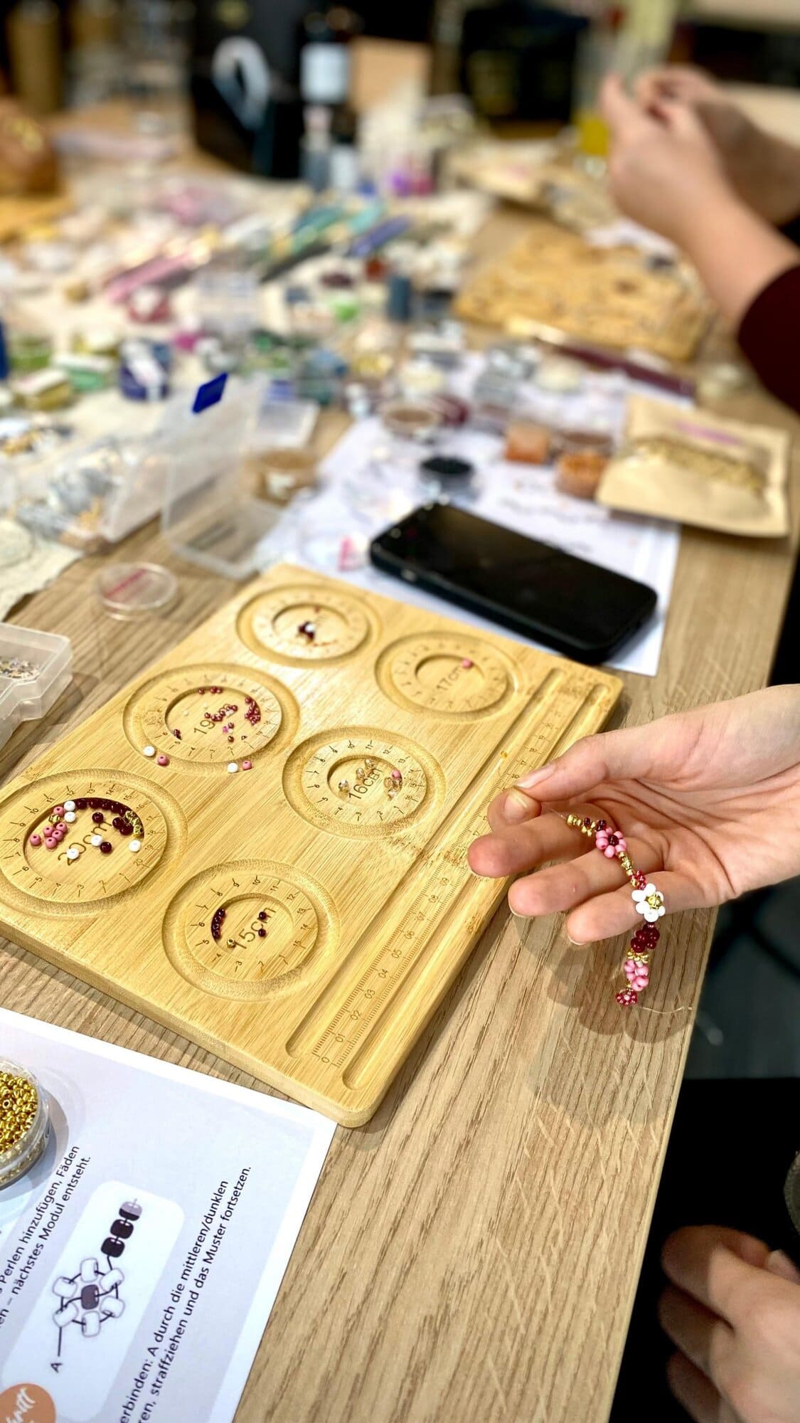 Perlen Workshop Armband herstellen DIY Schmuck gestalten Kreativstudio Düsseldorf