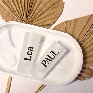 Personalisierte Schnapsgläser mit den Namen Lea und Paul auf dekorativem Tablett