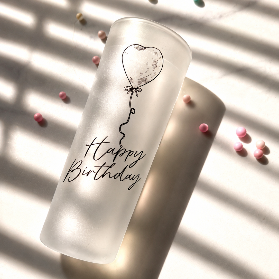 Personalisiertes satiniertes Glas mit Happy Birthday Schriftzug und Herzballon
