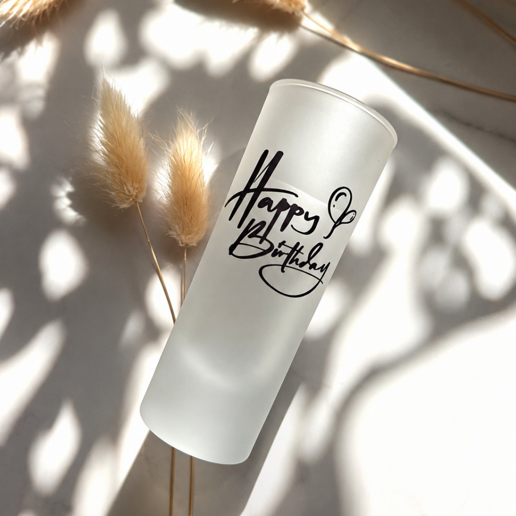Satiniertes Glas mit schwarzem Happy Birthday Schriftzug als Geburtstagsgeschenk