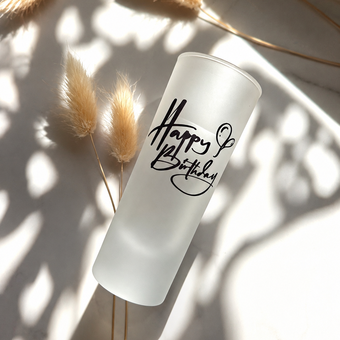Satiniertes Glas mit schwarzem Happy Birthday Schriftzug als Geburtstagsgeschenk