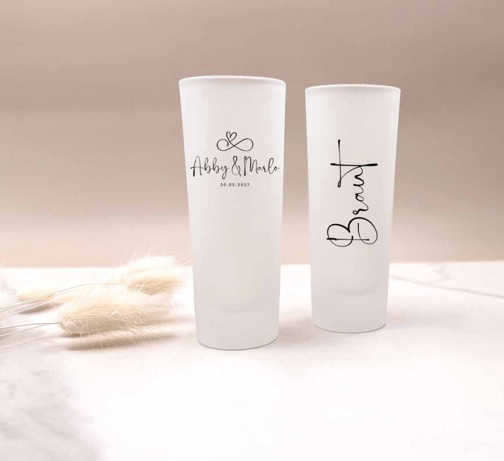 Personalisierte Hochzeitsgläser mit Namen Abby und Marko und Datum individuell bedruckt