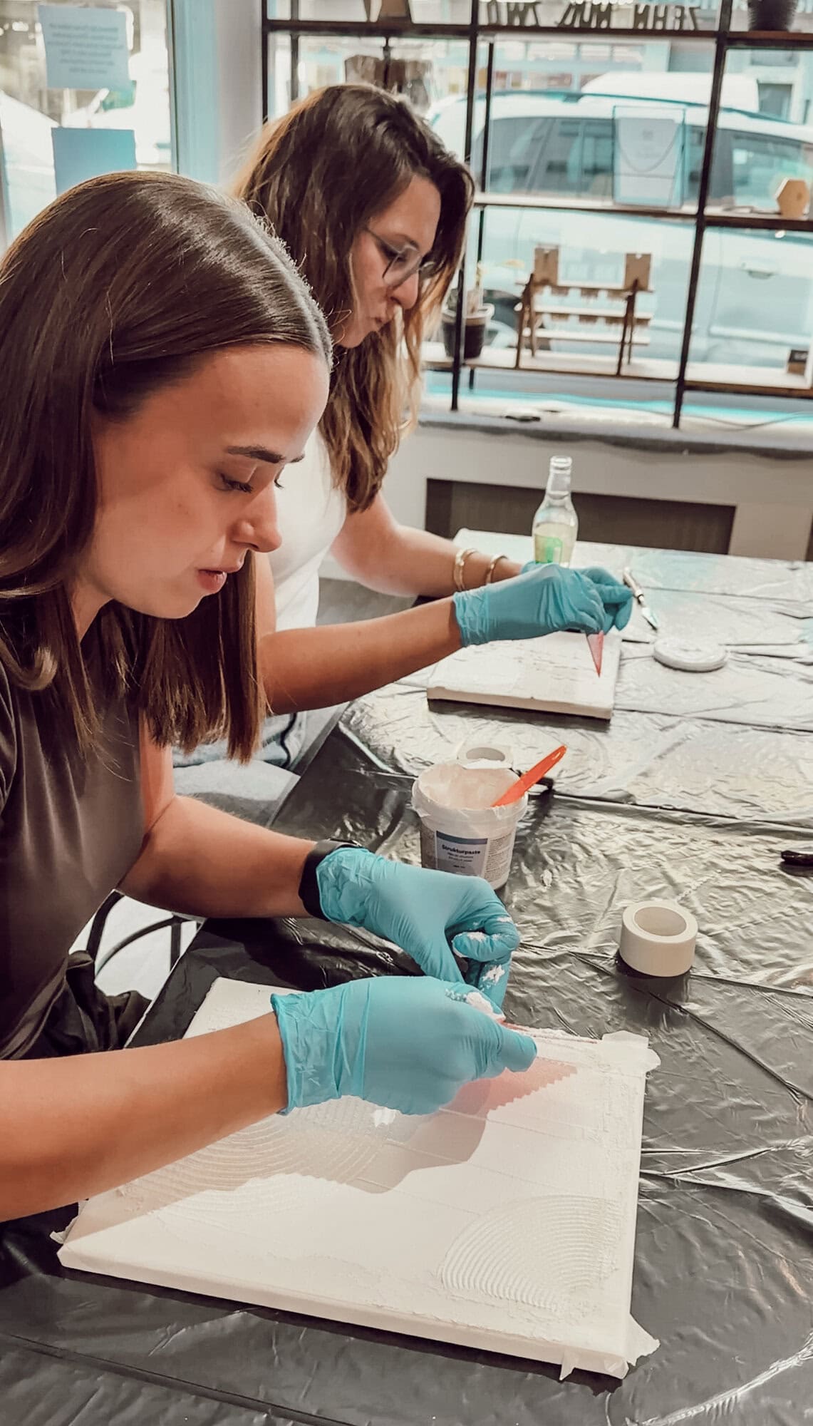 Strukturpaste Workshop Detail Teilnehmer Leinwand gestalten DIY Kreativstudio Düsseldorf