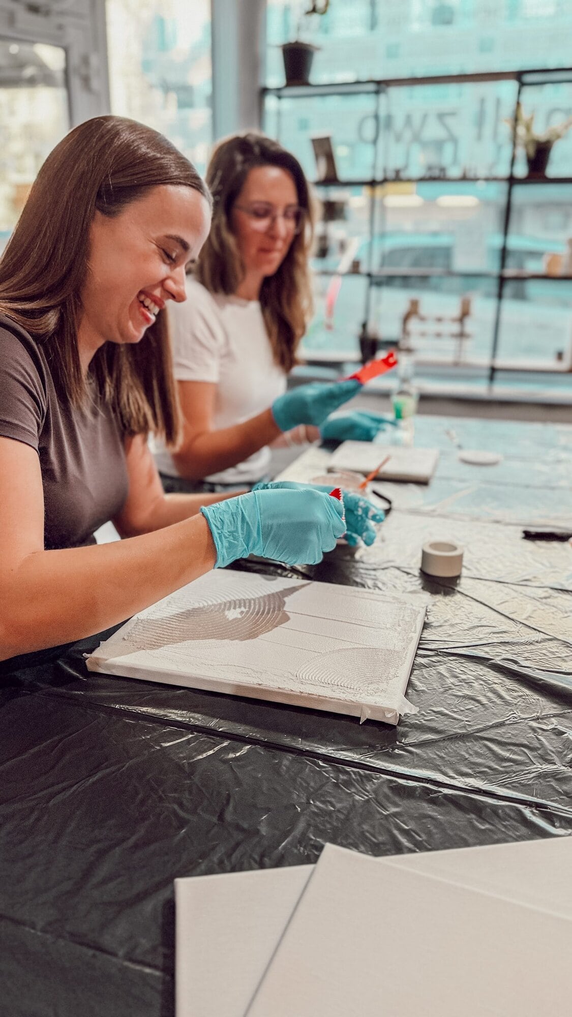Strukturpaste Workshop Teilnehmer kreativ Leinwand gestalten DIY Kreativstudio Düsseldorf
