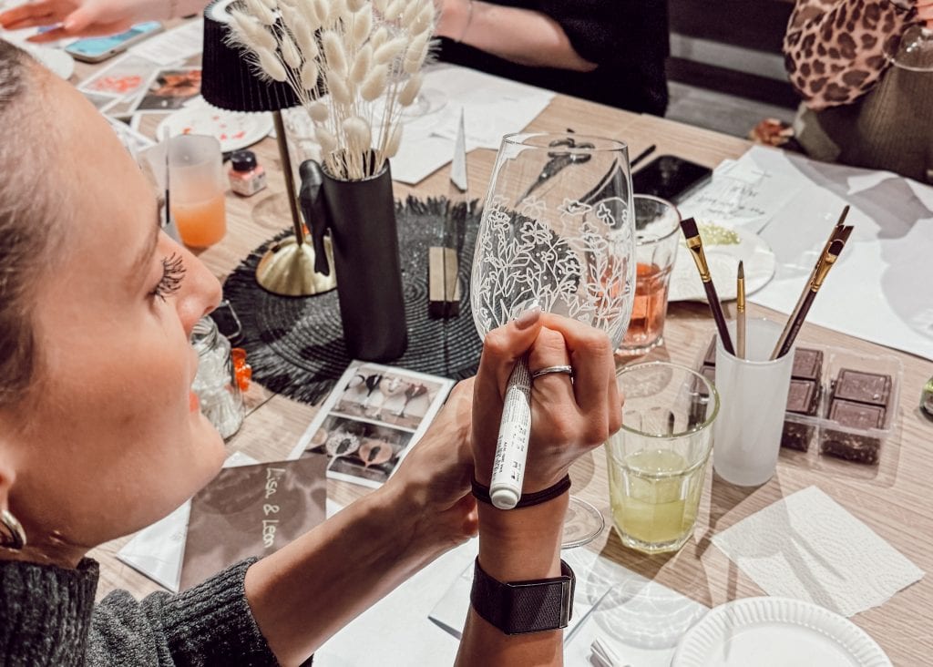 Weinglas bemalen Workshop Detail filigranes Muster DIY Kreativstudio Düsseldorf