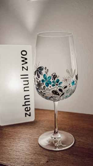 Fertig bemaltes Weinglas aus dem Kreativworkshop.