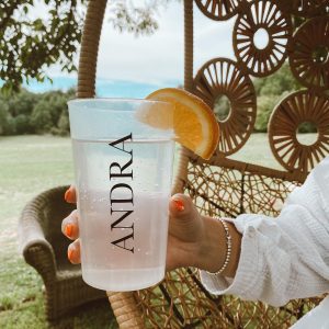 Personalisierter transparenter Sommerbecher mit Name und Zitronenscheibe
