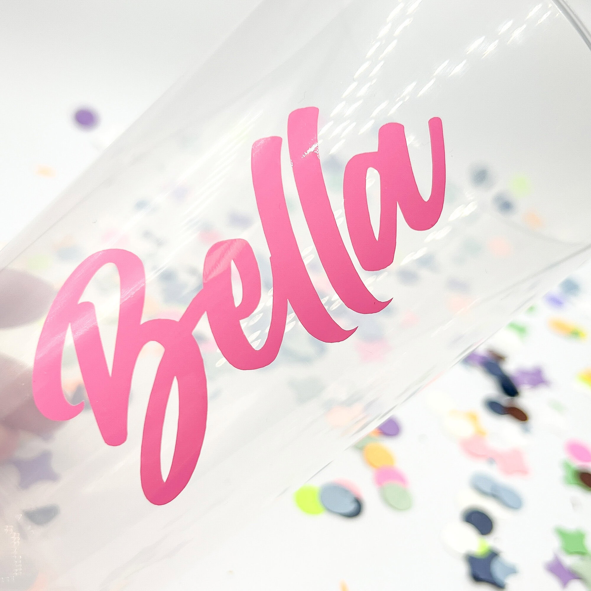 Transparenter personalisierter Partybecher mit pinkem Namen Bella