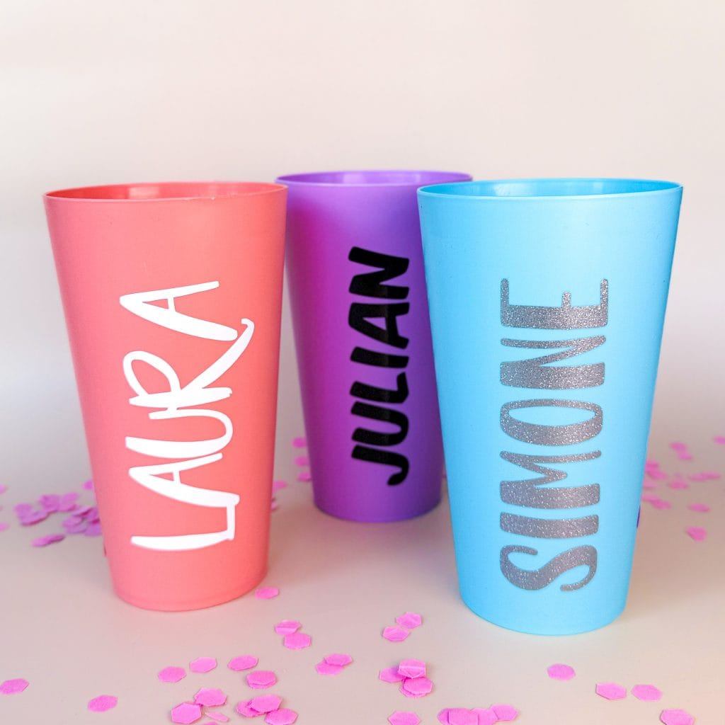 Personalisierte bunte Trinkbecher mit Namen für Kindergeburtstag und Party