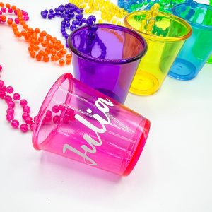 Personalisierter pinker Neonbecher mit Name Julia
