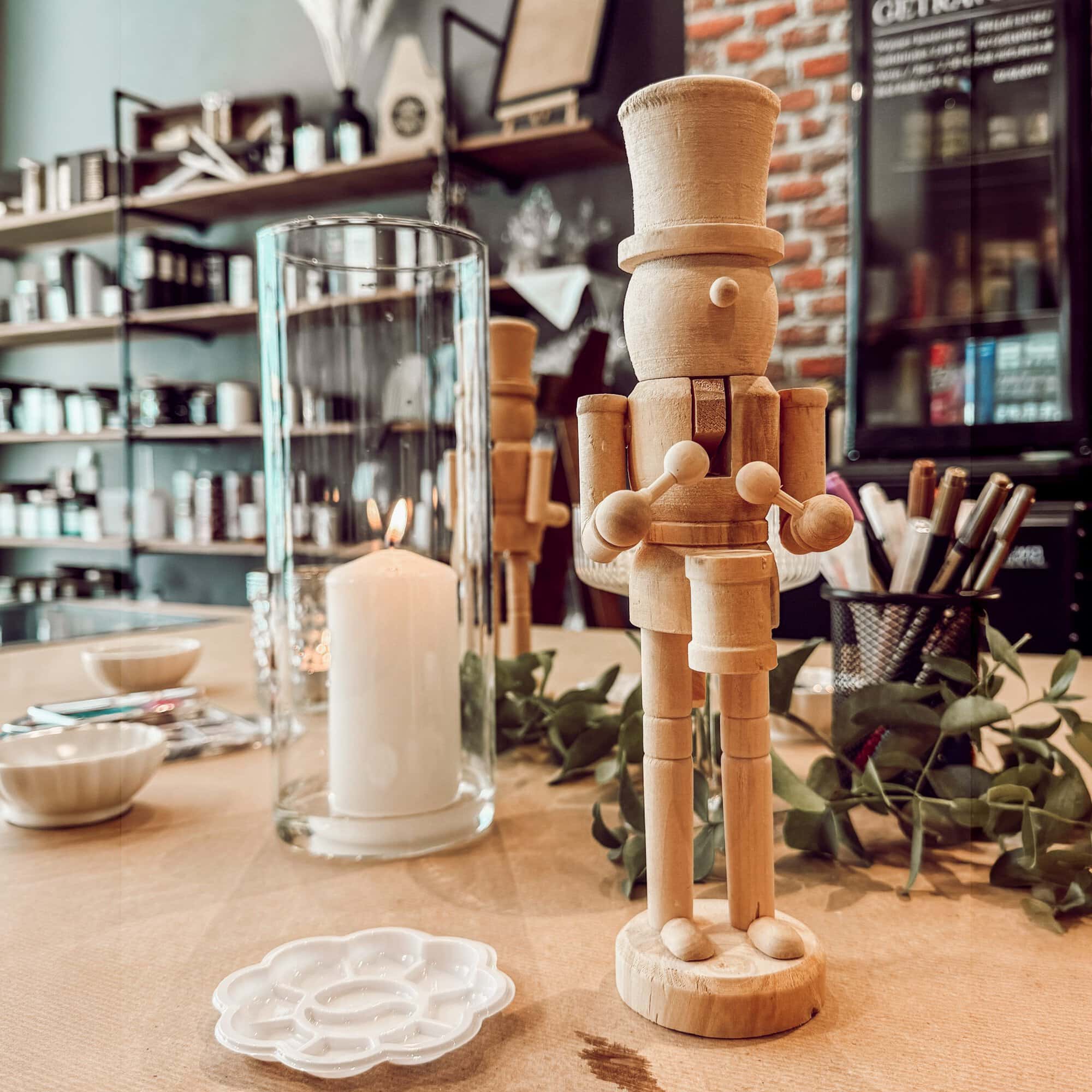 Unbemalter Holz-Nussknacker im weihnachtlichen Workshop-Setting