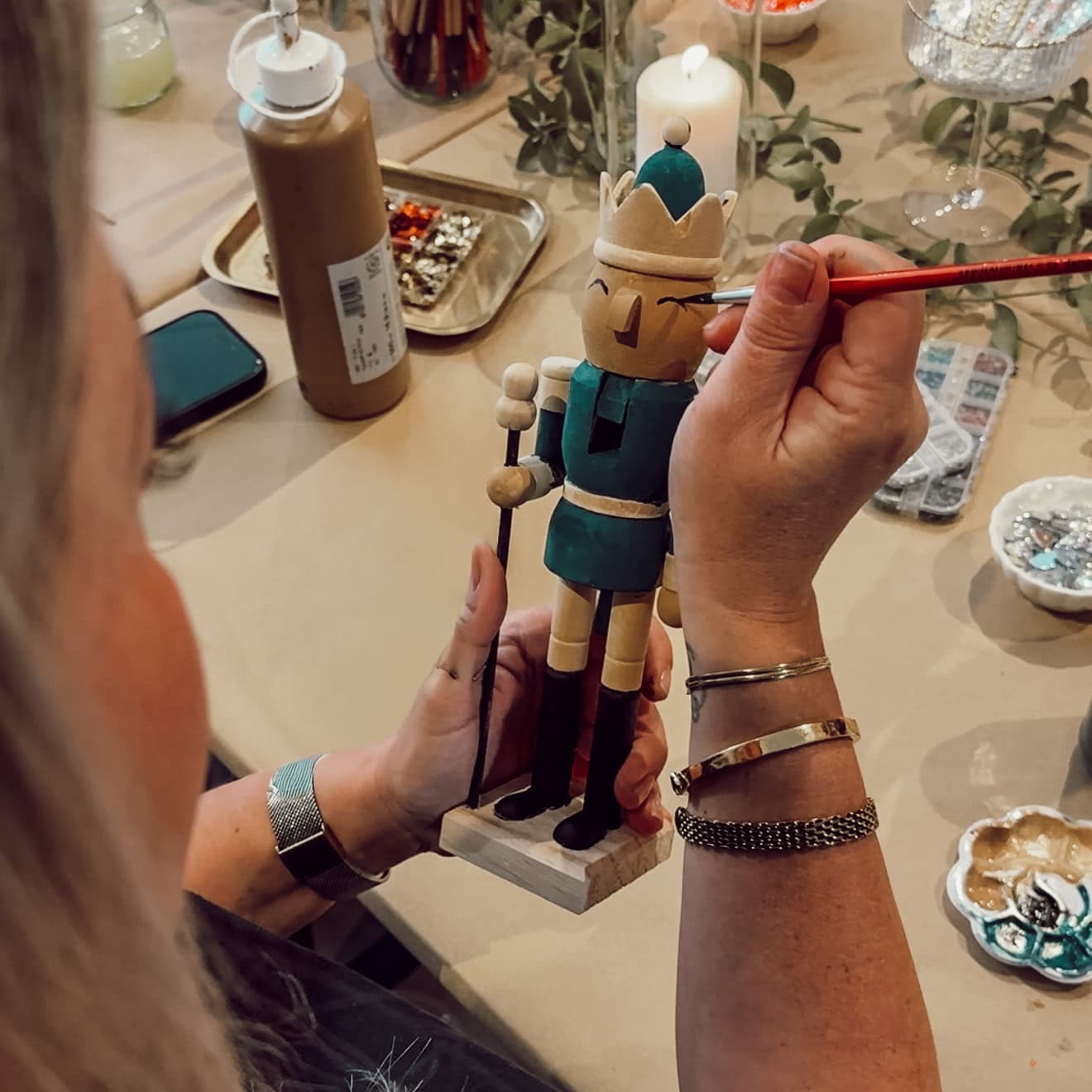 Holz-Nussknacker wird im Workshop mit Farbe bemalt