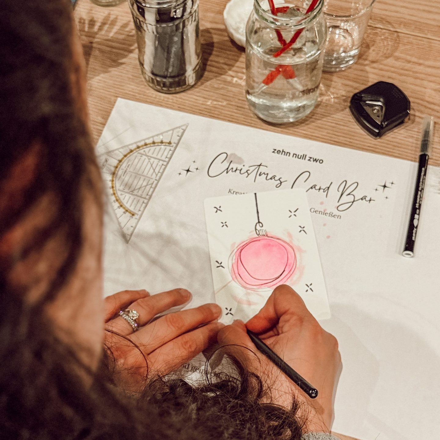 Selbst gestaltete Weihnachtskarten beim Weihnachtskarten-Workshop von zehn null zwo in Düsseldorf